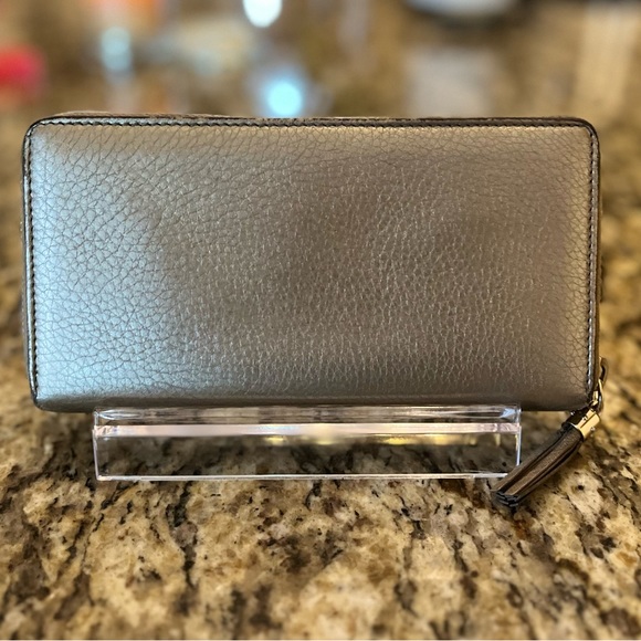 Gucci Metallic Gold Leather
Soho Zip Around Wallet - Picture 2 of 10
